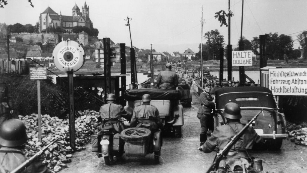 Une colonne d'Hitler passant un pont sur le Rhin